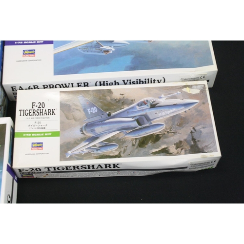 355 - Eight boxed plastic model kits to include 3 x 1/72 Italeri kits (1378 B-52G Stratofortress, 1255 C-1... 