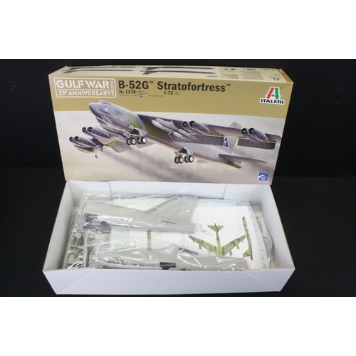 355 - Eight boxed plastic model kits to include 3 x 1/72 Italeri kits (1378 B-52G Stratofortress, 1255 C-1... 