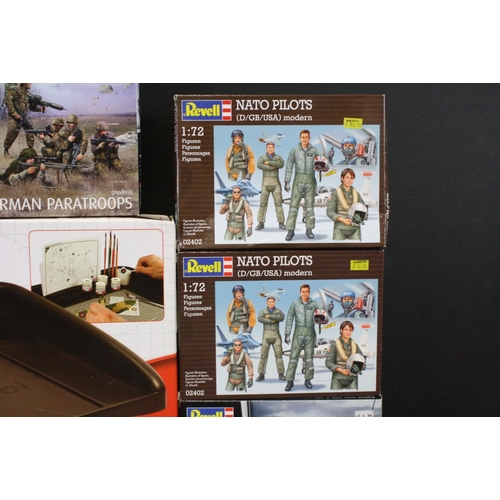 370 - Eight boxed plastic model figure kits to include 5 x Revell 1/72 sets (02521 German Paratroopers, 02... 