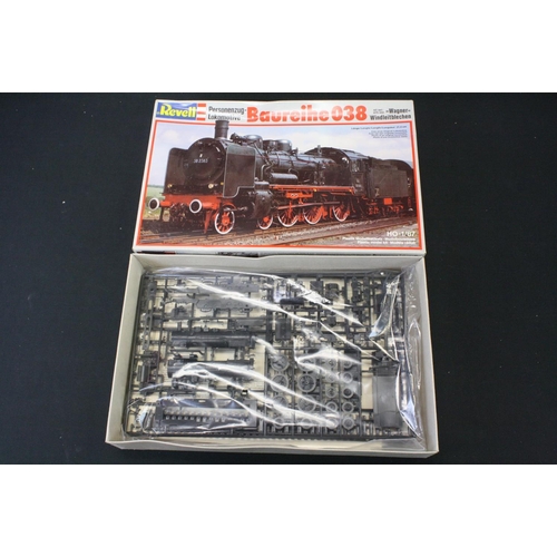 376 - Seven boxed & unbuilt Revell 1/87 plastic model locomotive kits to include 2164 Baureihe 01, 2165 Pr... 