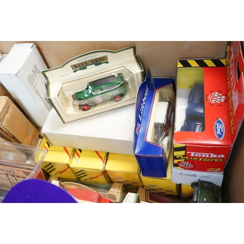 1195 - Large collection of diecast models, many boxed, to include Corgi, Dinky, Lledo, Maisto etc, some pla... 