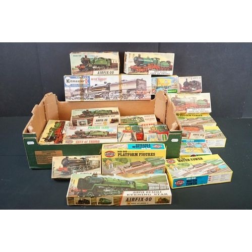 157 - 24 Boxed OO gauge model railway plastic kits to include 23 x Airfix examples featuring City of Truro... 