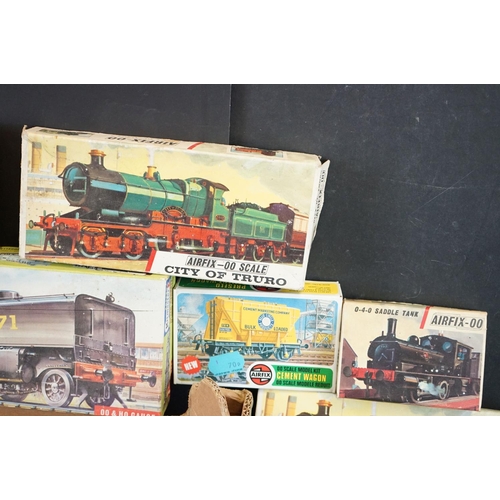 157 - 24 Boxed OO gauge model railway plastic kits to include 23 x Airfix examples featuring City of Truro... 