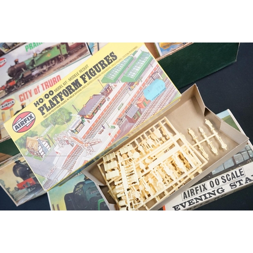 157 - 24 Boxed OO gauge model railway plastic kits to include 23 x Airfix examples featuring City of Truro... 