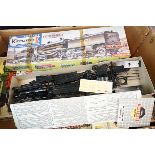 157 - 24 Boxed OO gauge model railway plastic kits to include 23 x Airfix examples featuring City of Truro... 