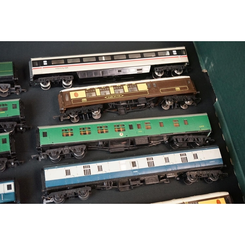 158 - 29 OO gauge items of rolling stock, all various coaches to include Palitoy Mainline, Hornby, Airfix ... 