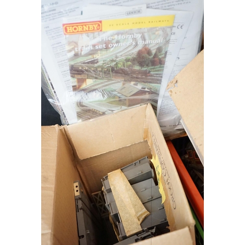 161 - Large quantity of O & OO gauge model railway track plus addition accessories to include trackside bu... 