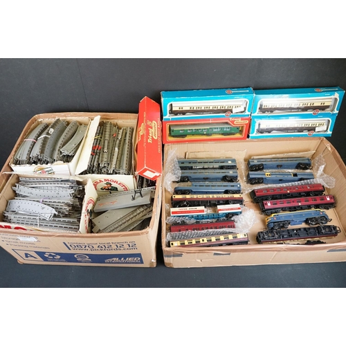 175 - Quantity of OO gauge model railway to include Triang TR locomotive, 5 x boxed items of rolling stock... 