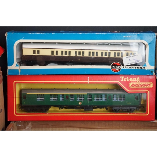 175 - Quantity of OO gauge model railway to include Triang TR locomotive, 5 x boxed items of rolling stock... 