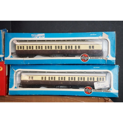 175 - Quantity of OO gauge model railway to include Triang TR locomotive, 5 x boxed items of rolling stock... 