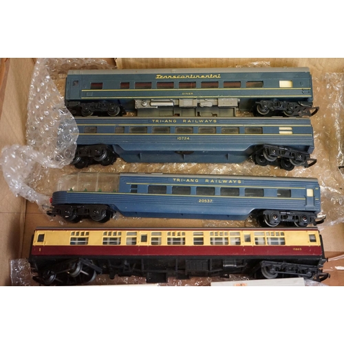 175 - Quantity of OO gauge model railway to include Triang TR locomotive, 5 x boxed items of rolling stock... 