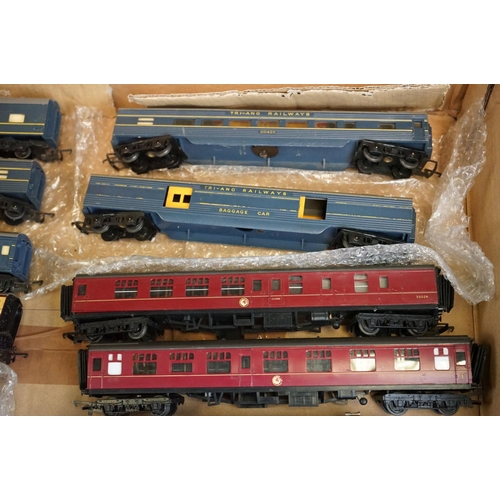 175 - Quantity of OO gauge model railway to include Triang TR locomotive, 5 x boxed items of rolling stock... 