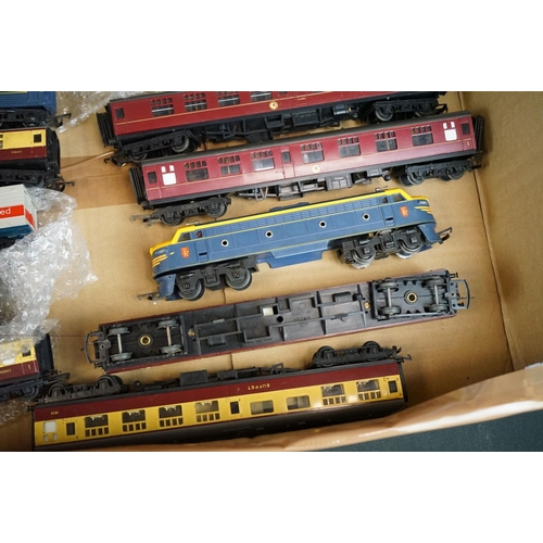 175 - Quantity of OO gauge model railway to include Triang TR locomotive, 5 x boxed items of rolling stock... 