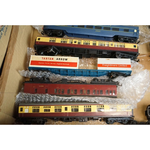 175 - Quantity of OO gauge model railway to include Triang TR locomotive, 5 x boxed items of rolling stock... 