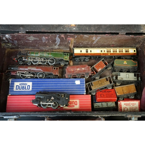 176 - Collection of Hornby Dublo & TTR model railway to include locomotives, rolling stock, track and trac... 