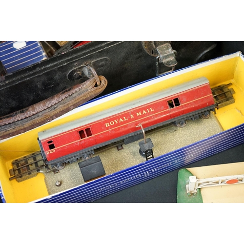 176 - Collection of Hornby Dublo & TTR model railway to include locomotives, rolling stock, track and trac... 