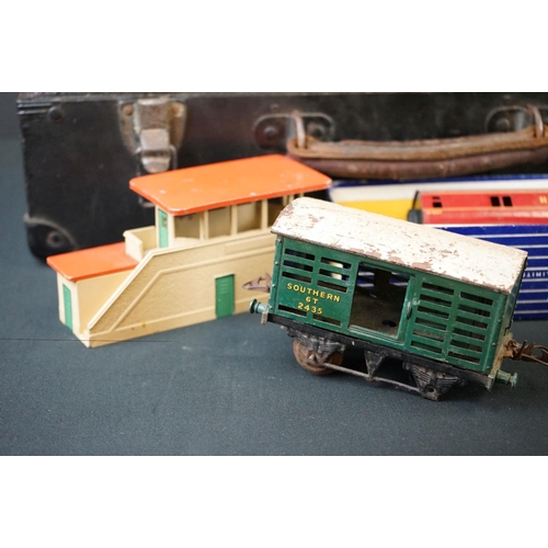 176 - Collection of Hornby Dublo & TTR model railway to include locomotives, rolling stock, track and trac... 