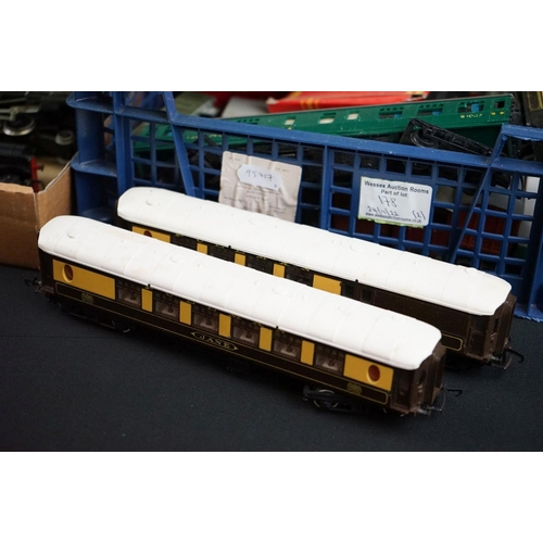 178 - Quantity of OO gauge model railway to include 9 x Hornby / Triang locomotives featuring Lady Patrici... 