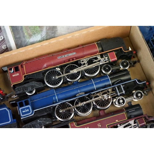 178 - Quantity of OO gauge model railway to include 9 x Hornby / Triang locomotives featuring Lady Patrici... 