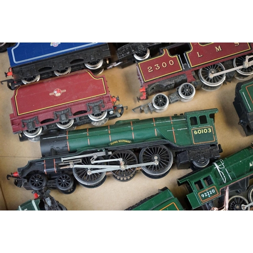 178 - Quantity of OO gauge model railway to include 9 x Hornby / Triang locomotives featuring Lady Patrici... 