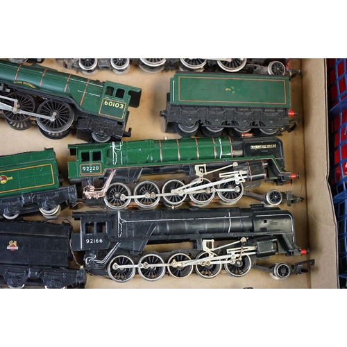 178 - Quantity of OO gauge model railway to include 9 x Hornby / Triang locomotives featuring Lady Patrici... 