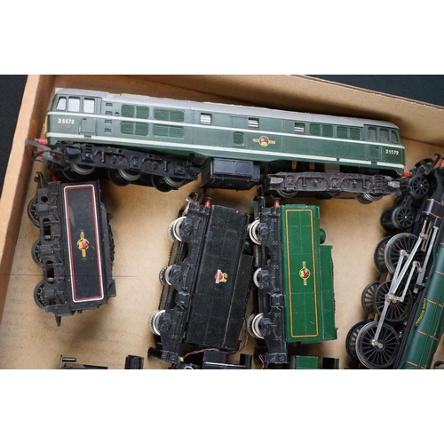 178 - Quantity of OO gauge model railway to include 9 x Hornby / Triang locomotives featuring Lady Patrici... 