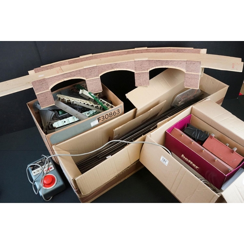 181 - Quantity of OO gauge model railway to include various track, trackside buildings and accessories (3 ... 