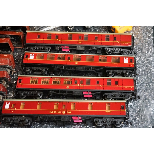 183 - Around 90 OO & Hornby Dublo items of rolling stock to include wagons, vans, flatbeds and tankers fea... 