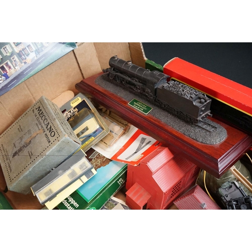 184 - Quantity of OO / HO gauge model railway to include plastic trackside buildings and accessories, roll... 