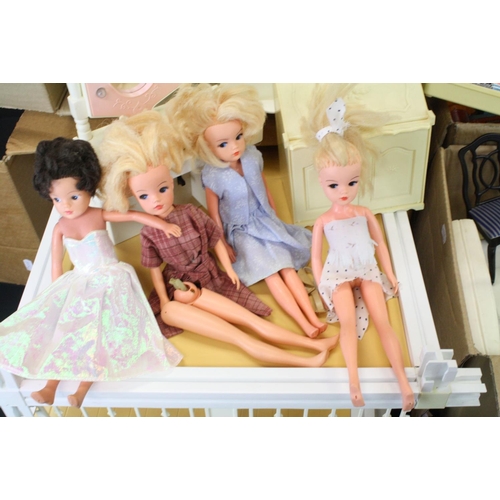 482 - Sindy - Collection of fashion dolls, furniture and accessories to include 4 x clothed fashion dolls,... 