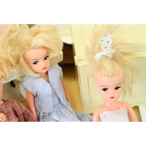 482 - Sindy - Collection of fashion dolls, furniture and accessories to include 4 x clothed fashion dolls,... 