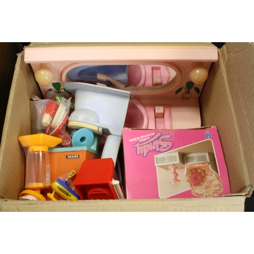 482 - Sindy - Collection of fashion dolls, furniture and accessories to include 4 x clothed fashion dolls,... 