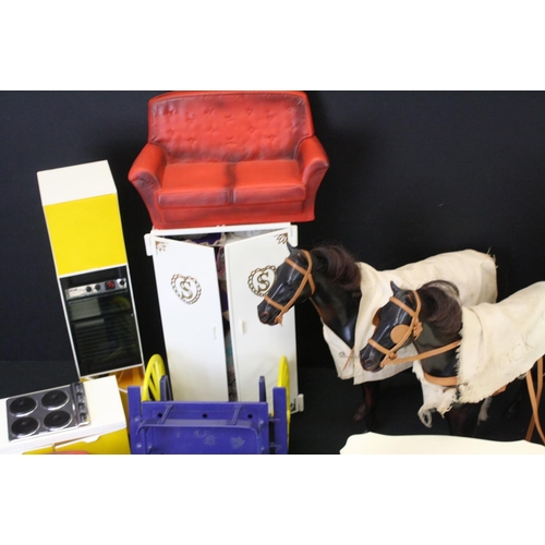 485 - Sindy - Collection of Sindy furniture & accessories to include 2 x horses, a carriage, Sindy car, to... 