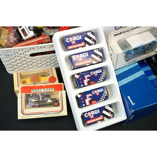 1242A - 40 Boxed diecast models to include Matchbox, Lledo, Maisto & Corgi, plus a quantity of play worn die... 