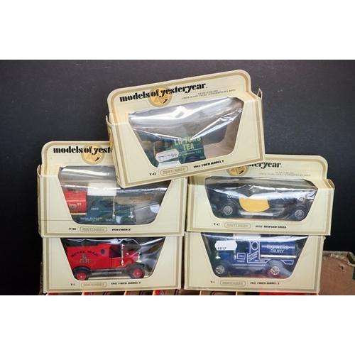 1242A - 40 Boxed diecast models to include Matchbox, Lledo, Maisto & Corgi, plus a quantity of play worn die... 