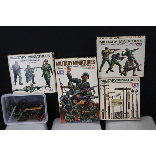 449 - Large collection of mostly military plastic figures including Britains, Crescent, Lone Star and unbr... 