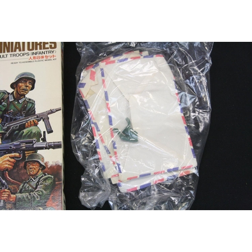 449 - Large collection of mostly military plastic figures including Britains, Crescent, Lone Star and unbr... 