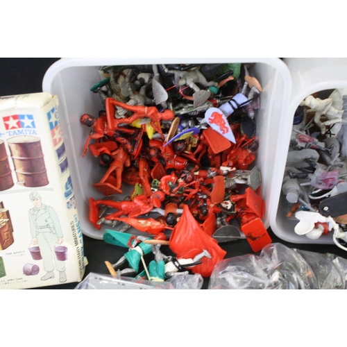 449 - Large collection of mostly military plastic figures including Britains, Crescent, Lone Star and unbr... 