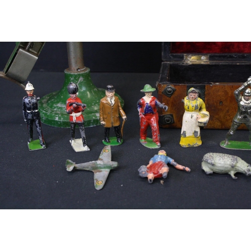 462 - Astra diecast Gattling gun plus a group of mid 20th C metal figures featuirng Dinky & Britains, play... 