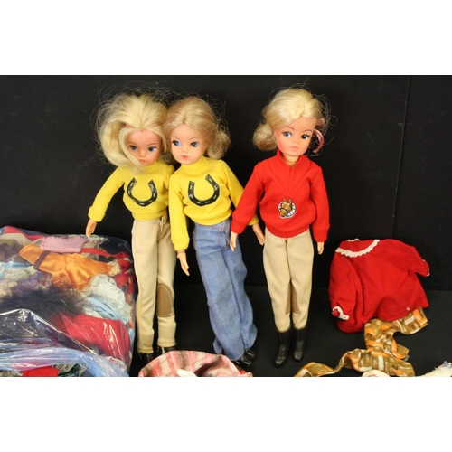 472 - Sindy - Three clothed Sindy Fashion dolls, marked 033055X to neck (including a 2nd gen example), tog... 