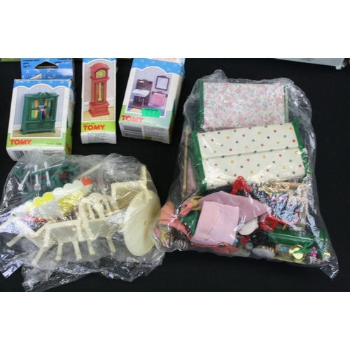 478 - 20 Boxed Tomy Sylvanian Families sets & accessories to include Glass Fronted Bookcase 3296, Baden & ... 