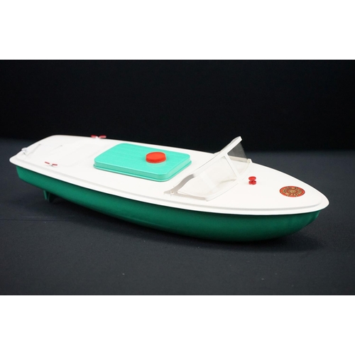 432 - Three boxed Sutcliffe clockwork metal boats to include Hawk in light green & white, Tiger Speed Boat... 