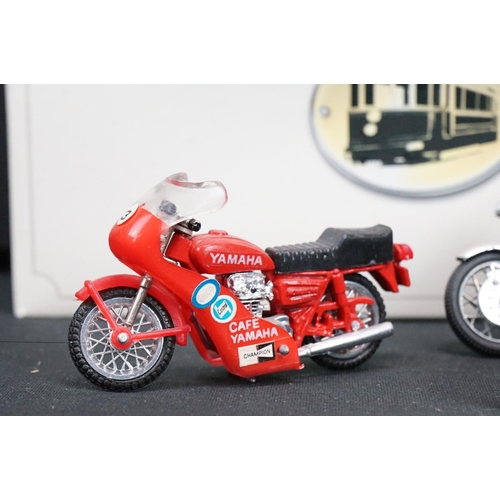 1208 - 12 Diecast model motorbikes featuring Yamaha, Norton, Honda etc plus 9 x boxed diecast models featur... 