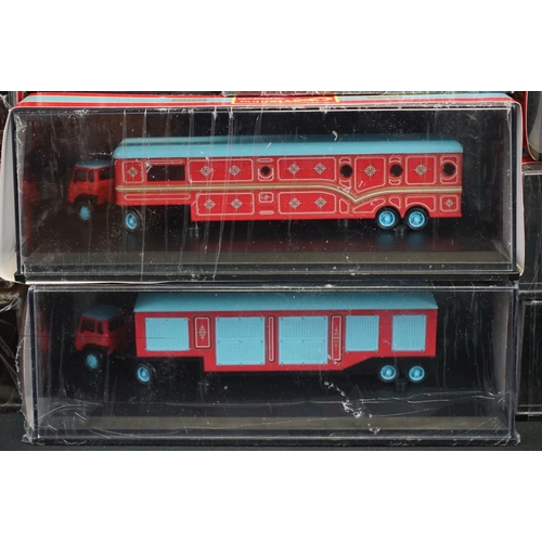 1210 - 35 Cased Oxford Diecast Chipperfields Circus models to include 18 x ltd edn examples with COAs - mos... 