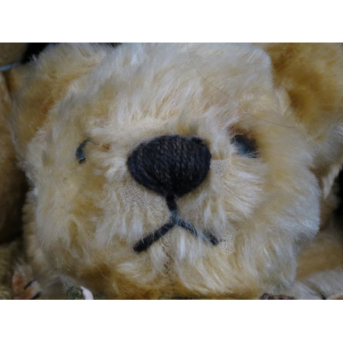 496A - Five vintage teddy bears to include Chad Valley examples, all show hair and label wear, growlers not... 