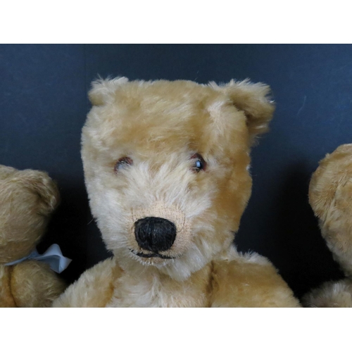 496A - Five vintage teddy bears to include Chad Valley examples, all show hair and label wear, growlers not... 