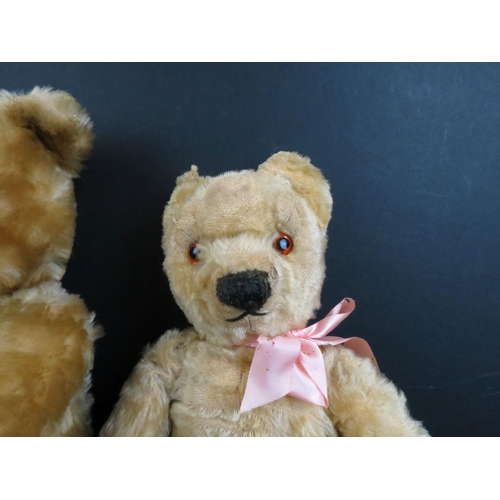 496A - Five vintage teddy bears to include Chad Valley examples, all show hair and label wear, growlers not... 