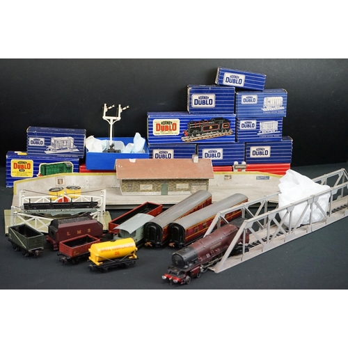 127 - Quantity of Hornby Dublo model railway to include 2 x boxed locomotives (3231 0-6-0 Diesel Electric ... 