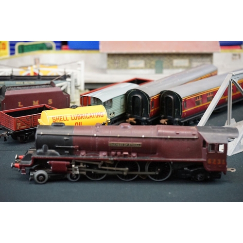 127 - Quantity of Hornby Dublo model railway to include 2 x boxed locomotives (3231 0-6-0 Diesel Electric ... 