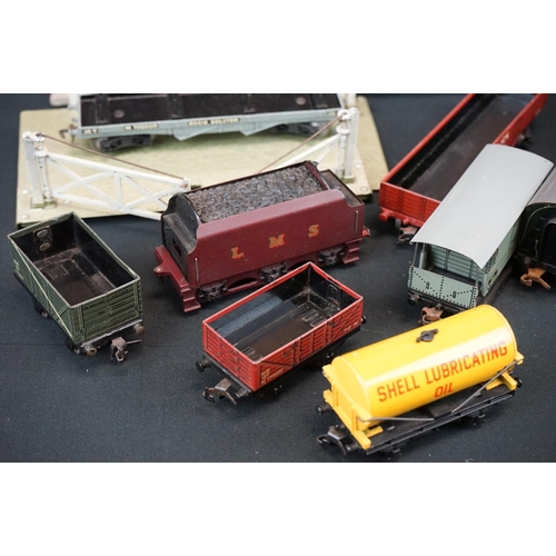 127 - Quantity of Hornby Dublo model railway to include 2 x boxed locomotives (3231 0-6-0 Diesel Electric ... 